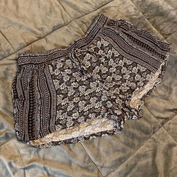 Billabong Black and White Floral Shorts Size Small - Picture 3 of 12